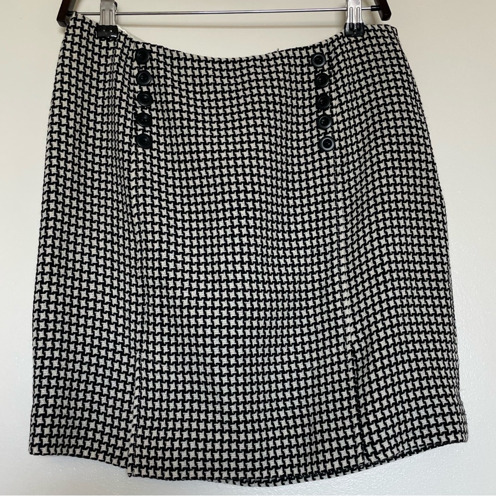 Classiques Entier houndstooth skirt. Size 8. Wool. Button accent. NWT